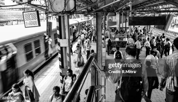 over crowded dadar station! - mumbai railway station stock pictures, royalty-free photos & images