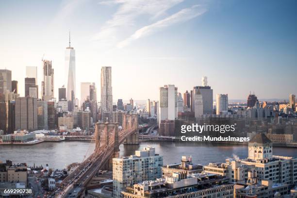 skyline new york city manhattan e ponte di brooklyn al tramonto - brooklyn skyline foto e immagini stock