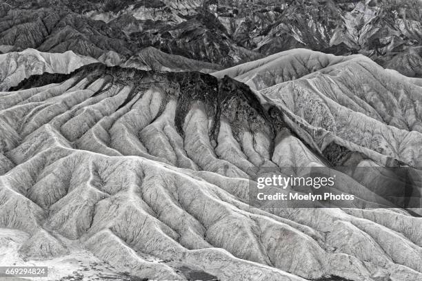 zabriskie point b&w - 1910 fotografías e imágenes de stock