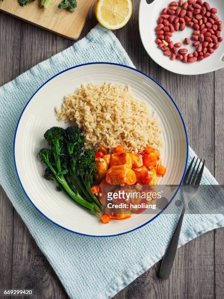 caliente pollo agridulce con arroz - arroz integral fotografías e imágenes de stock
