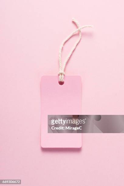 pink label on pink colored background - etiketteren stockfoto's en -beelden