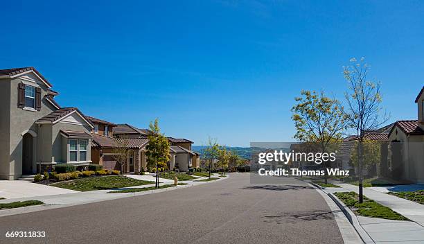 suburban homes and street - suburbio zona residencial fotografías e imágenes de stock