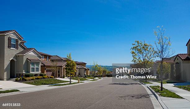 suburban homes and street - street stock pictures, royalty-free photos & images