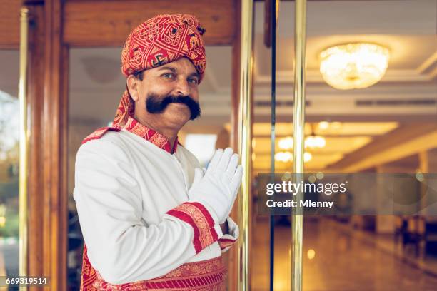 ホテル入り口アグラ インドでインド��のコンシェルジュへようこそゲスト - アーグラ ストックフォトと画像