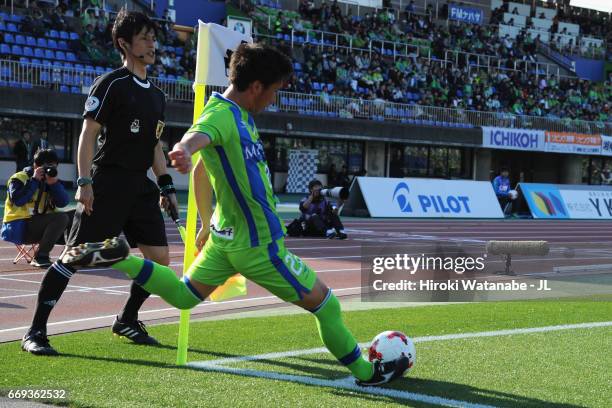 Hokuto Shimoda of Shonan Bellmare takes a corner kick during the J.League J2 match between Shonan Bellmare and FC Gifu at Shonan BMW Stadium...