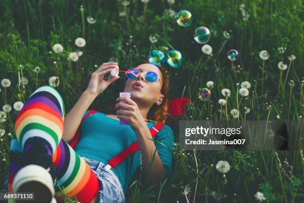 genieten in het voorjaar - child blowing bubbles stockfoto's en -beelden