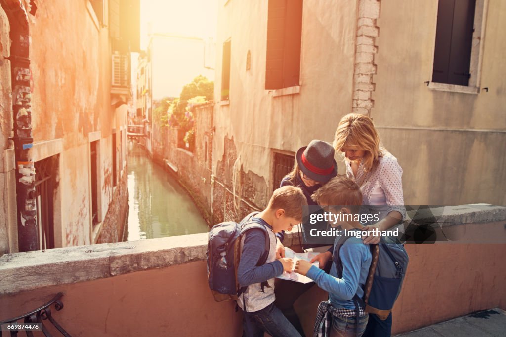 Familia visita a Venecia, Italia