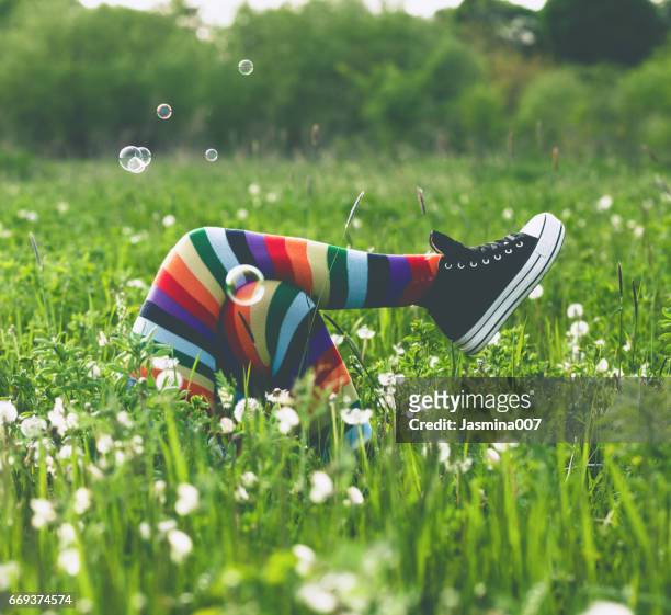 genieten in het voorjaar - lying down stockfoto's en -beelden
