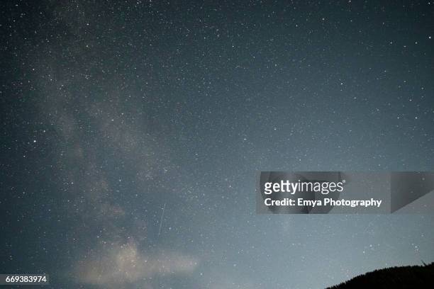 milky way and falling stars - la via lattea stock pictures, royalty-free photos & images