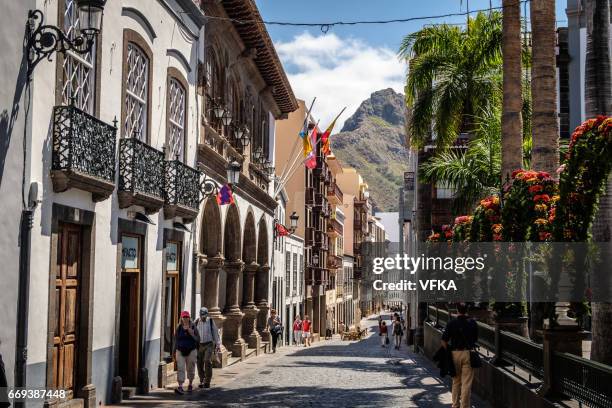 pedestrians on calle anselmo pérez de brito, santa cruz de la palma - santa cruz de la palma stock pictures, royalty-free photos & images