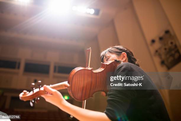 primer plano de mujer tocando violín - instrumento de cuerdas fotografías e imágenes de stock