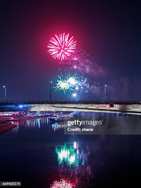 fireworks - pyrotechnische effecten stockfoto's en -beelden