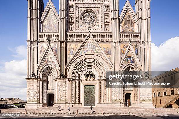 the duomo di orvieto in umbria, italy. - rosettfönster bildbanksfoton och bilder