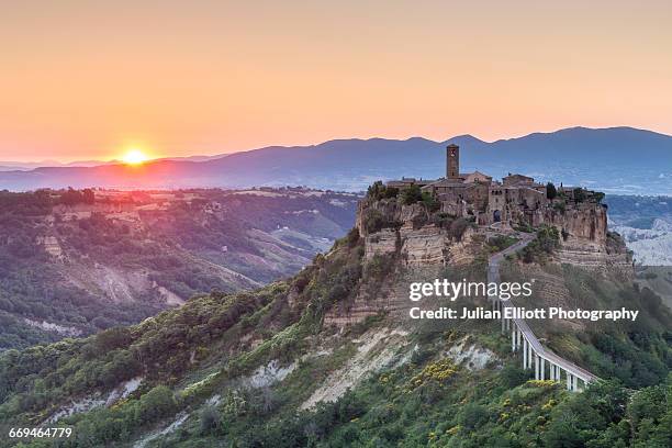 bagnoregio at dawn in italy. - civita di bagnoregio fotografías e imágenes de stock