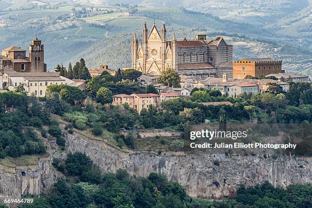 the duomo di orvieto in umbria, italy. - orvieto stock pictures, royalty-free photos & images