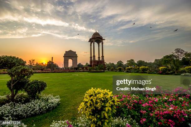 sunset view at india gate, new delhi - india gate delhi stock pictures, royalty-free photos & images