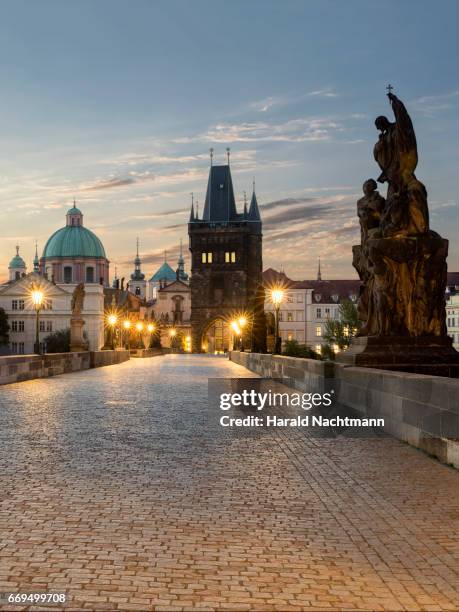 karlsbrücke in prag - städtereise imagens e fotografias de stock