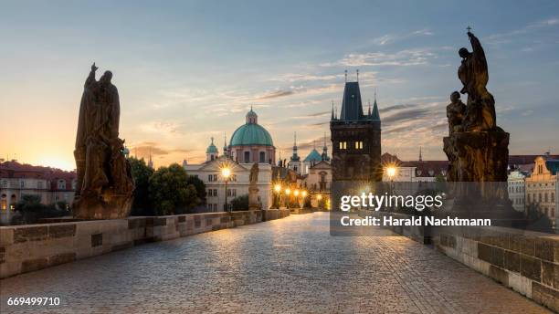 karlsbrücke in prag - abenddämmerung stock pictures, royalty-free photos & images