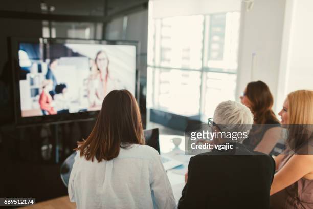 電話会議の女性 - テレビ　会議 ストックフォトと画像