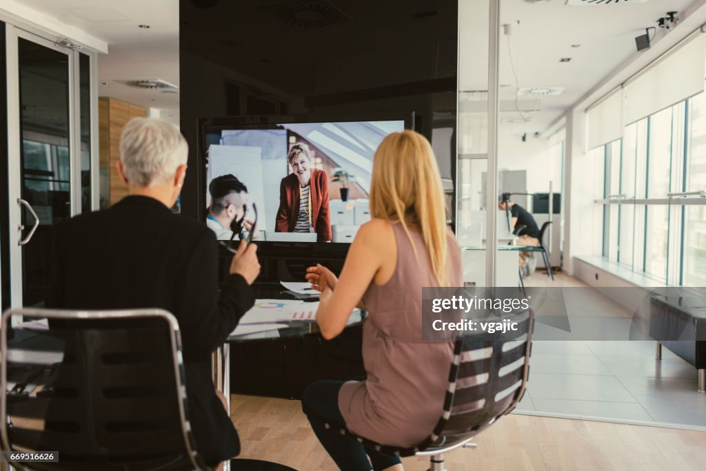 Frauen auf Telefonkonferenz