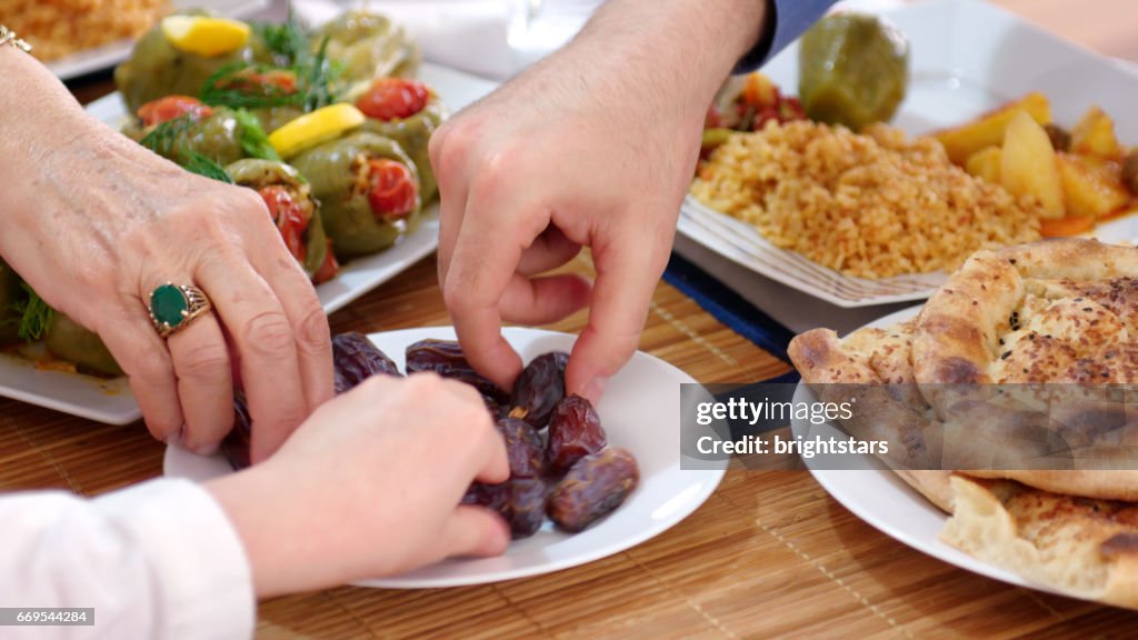 Traditionellen Iftar-Essen