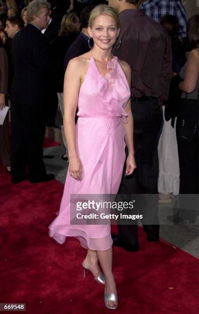 Actress Amanda Detmer attends the premiere of the new film "Loser" July 20, 2000 in Los Angeles, CA.