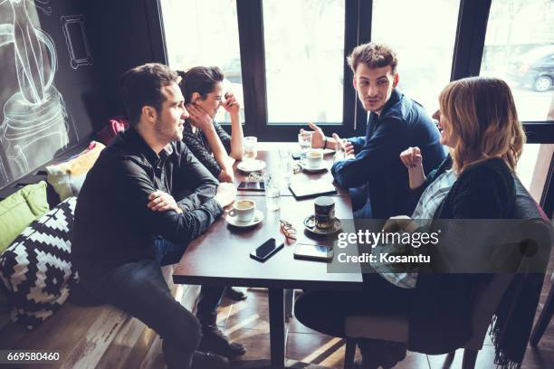 reunión amistosa en el cafe - double date fotografías e imágenes de stock