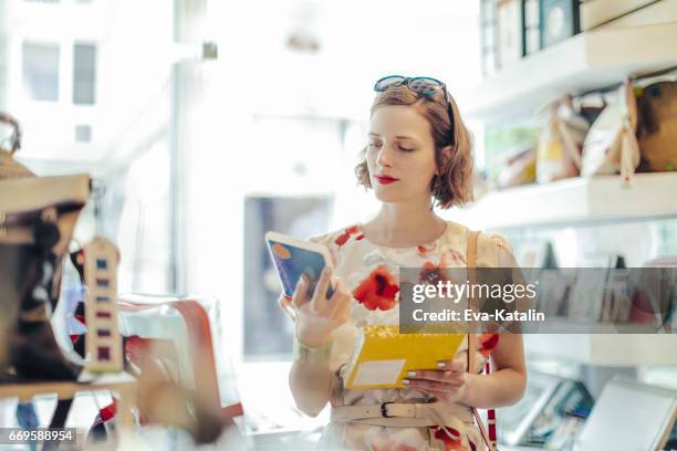 me en mi tienda - librería fotografías e imágenes de stock