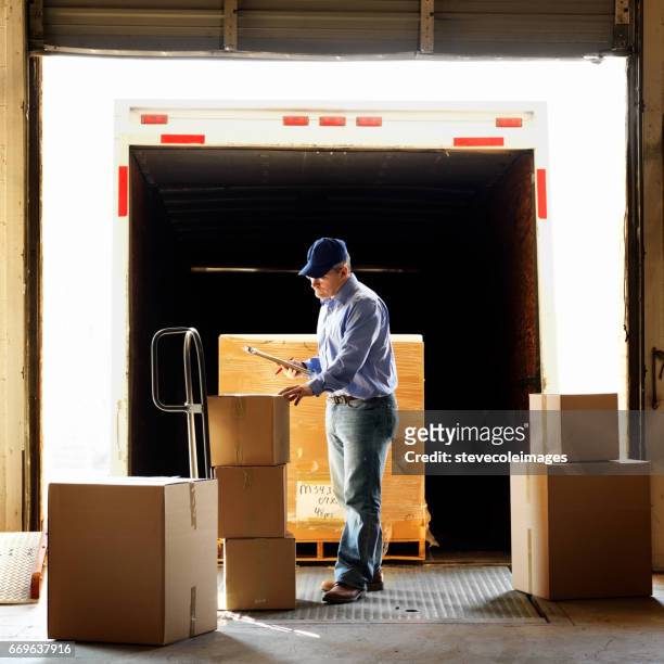 magazijnverzending - packing parcel stockfoto's en -beelden