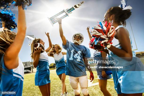 animadoras de los & jugador de fútbol americano - cheerleader photos fotografías e imágenes de stock