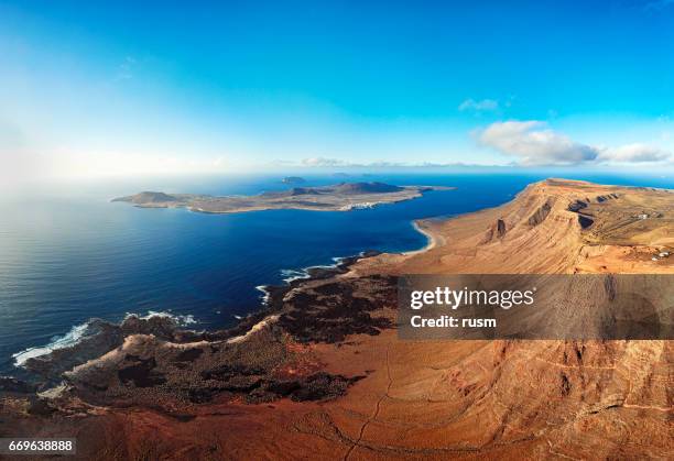 la graciosa island panorama, lanzarote, kanarieöarna - canary islands bildbanksfoton och bilder