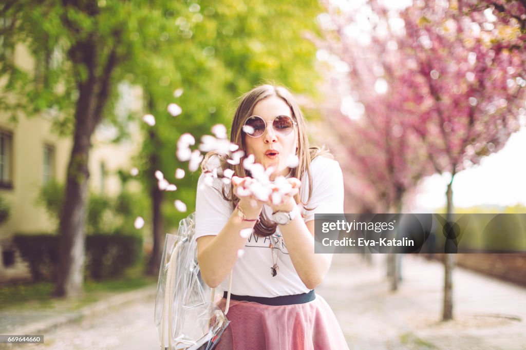 Frühling-Porträt einer schönen Frau