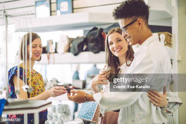 giovane coppia nel centro commerciale - black women engagement rings foto e immagini stock