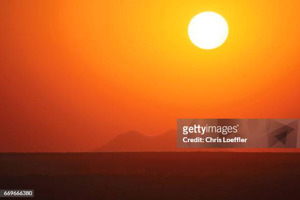 sunset namibian desert - aussichtspunkt foto e immagini stock