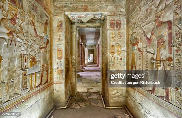 stone carved reliefs in sanctuaries of temple of seti i , abydos - abydos imagens e fotografias de stock