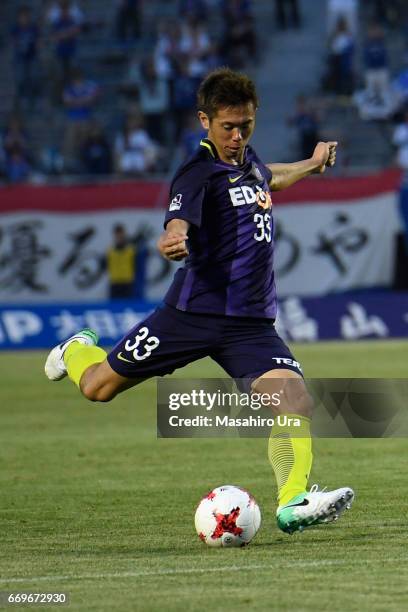 Tsukasa Shiotani of Sanfrecce Hiroshima in action during the J.League J1 match between Sanfrecce Hiroshima and Yokohama F.Marinos at Edion Stadium...