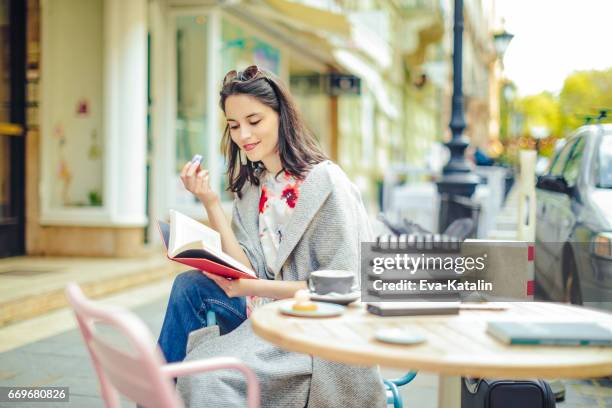 beautiful woman spending time in the city - city life cafe stock pictures, royalty-free photos & images