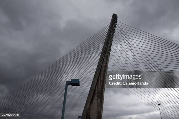 photos of april - puente colgante stockfoto's en -beelden