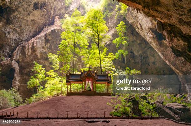 phraya nakhon grot in khao sam roi yot nationaal park, thailand - phraya nakhon cave stockfoto's en -beelden