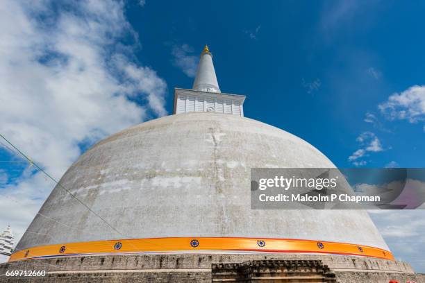 ruwanwelisaya dagoba (stupa) in the ancient city of anuradhapura, sri lanka. - ruvanvelisaya dagoba stock pictures, royalty-free photos & images