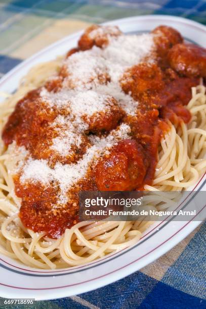 spaghetti con albondigas - alimento stock-fotos und bilder