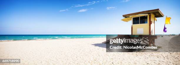 paisaje panorámico de la florida con la choza de los salvavidas de la playa de hollywood - hollywood florida fotografías e imágenes de stock