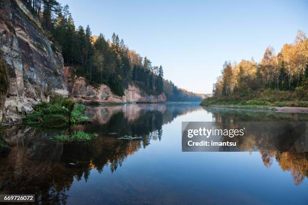 fluss gauja - lettland landschaft stock-fotos und bilder