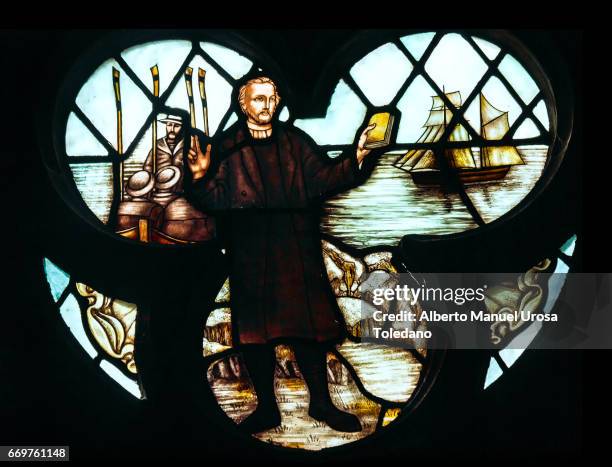 england, anglican liverpool cathedral - stained glass window - masterpiece mystery stockfoto's en -beelden