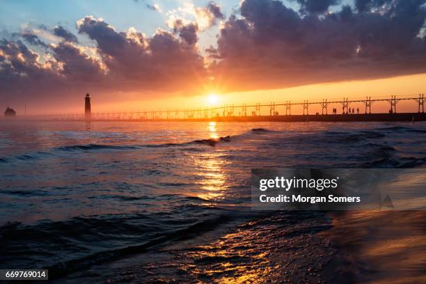 tramonto sul grand haven - michigan foto e immagini stock