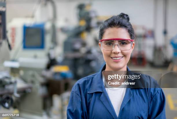 portrait d’une étudiante en génie dans un atelier - lunette de protection photos et images de collection