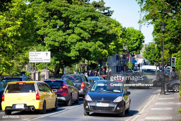 rua movimentada em malahide, no condado de fingal, irlanda - malahide - fotografias e filmes do acervo