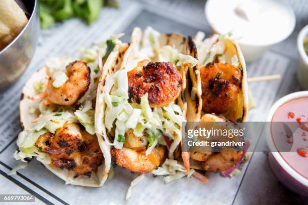 gegrillte garnelen tacos - fische und meeresfrüchte stock-fotos und bilder