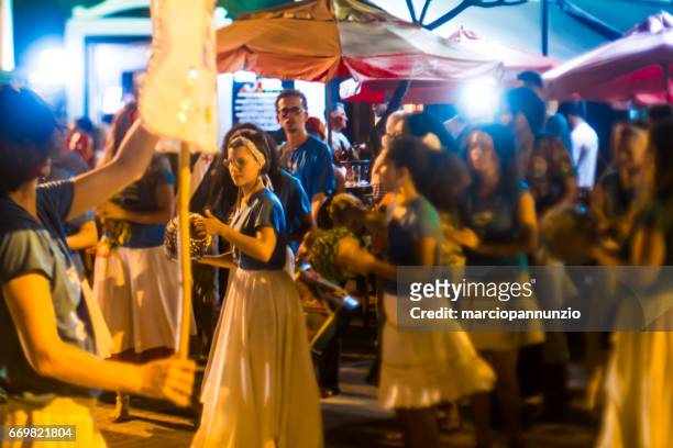 verkering van maracatu - traditionele volksdans met afrikaanse roots - met de batuki kianda groep in ilhabela, brazilië, op 16 april 2017, wandelen door de straten van het historische stadscentrum. - dança stockfoto's en -beelden