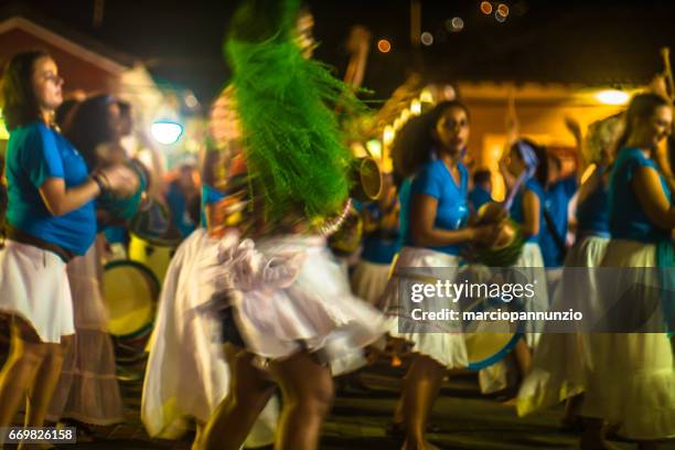 verkering van maracatu - traditionele volksdans met afrikaanse roots - met de batuki kianda groep in ilhabela, brazilië, op 16 april 2017, wandelen door de straten van het historische stadscentrum. - dança stockfoto's en -beelden